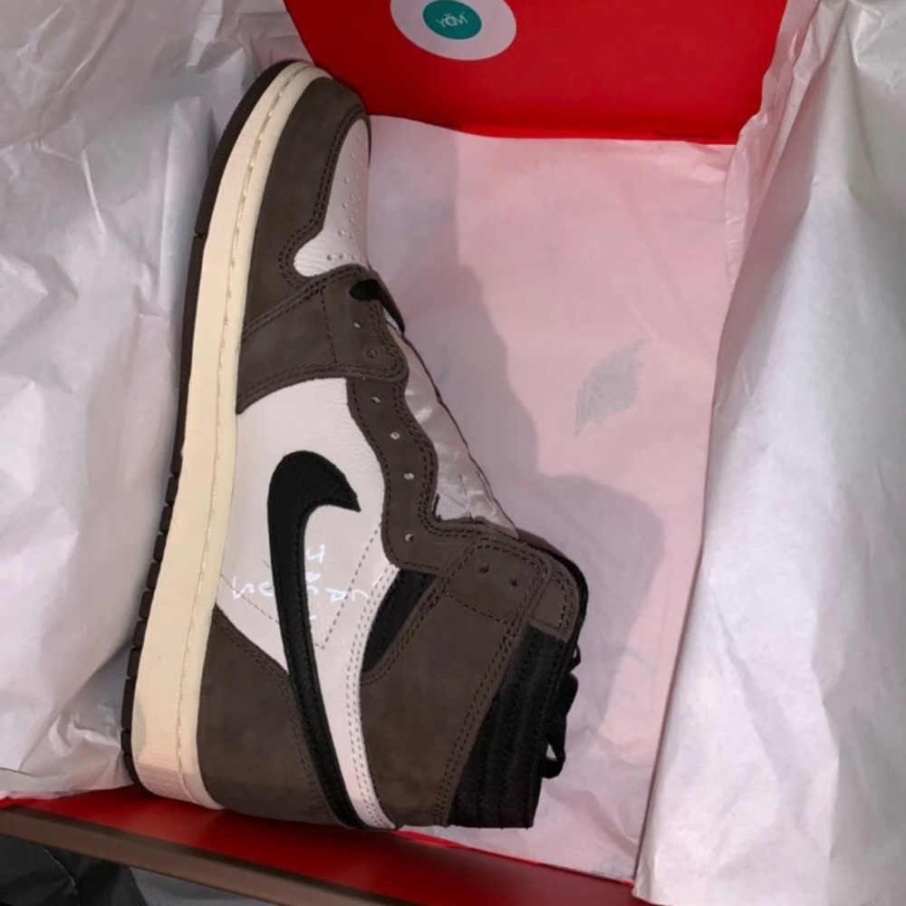 Jordan retro 1 travis scott